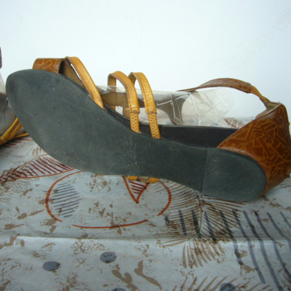 Fergie Two Tone Leather Thong Ankle Strap Sandal Flats - Size 9 Back zip Comfort - Picture 4 of 6